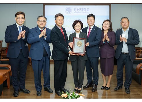 윤종식 ㈜건축사사무소 도시이십일 대표, 영남대 천마아너스 인증패 수여